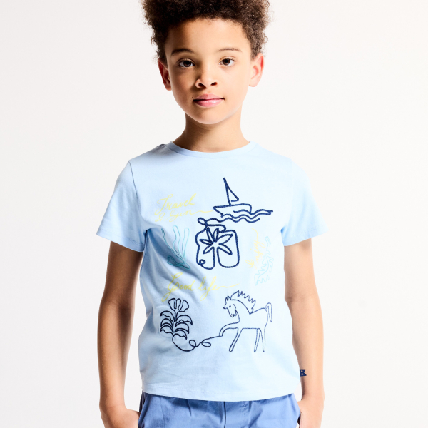 تيشيرت أزرق فاتح بأكمام قصيرة مطرز للأولاد